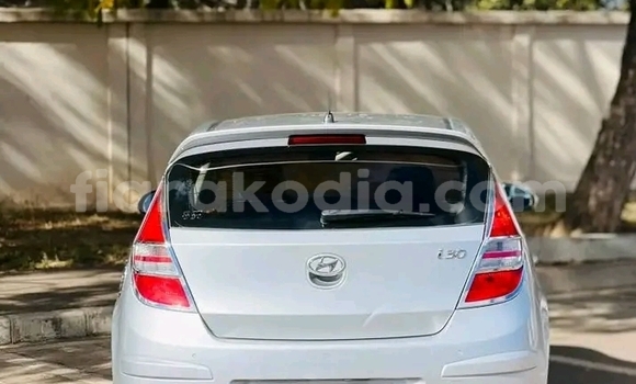 Acheter Occasion Voiture Hyundai i30 Blanc à Ankazobe, Analamanga Acheter Occasion Voiture Hyundai i30 Blanc à Ankazobe, Analamanga