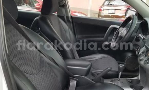 Hividy Toyota RAV4 fotsy Car in Antananarivo in Analamanga Hividy Toyota RAV4 fotsy Car in Antananarivo in Analamanga