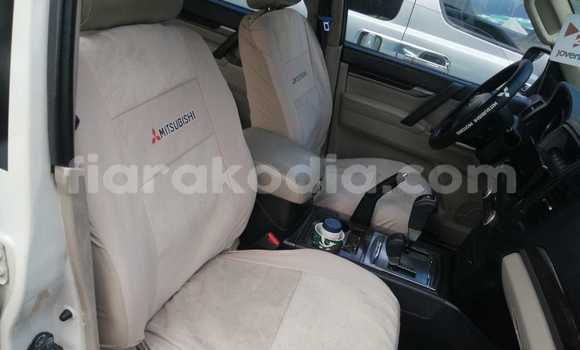 Hividy Mitsubishi Pajero fotsy Car in Antananarivo in Analamanga Hividy Mitsubishi Pajero fotsy Car in Antananarivo in Analamanga