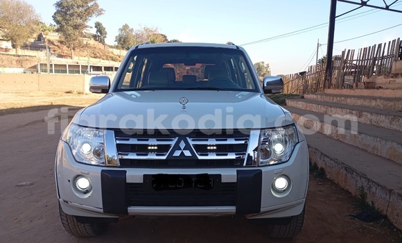 Hividy Mitsubishi Pajero fotsy Car in Antananarivo in Analamanga Hividy Mitsubishi Pajero fotsy Car in Antananarivo in Analamanga