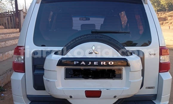 Hividy Mitsubishi Pajero fotsy Car in Antananarivo in Analamanga Hividy Mitsubishi Pajero fotsy Car in Antananarivo in Analamanga