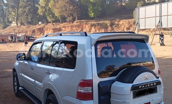 Hividy Mitsubishi Pajero fotsy Car in Antananarivo in Analamanga Hividy Mitsubishi Pajero fotsy Car in Antananarivo in Analamanga