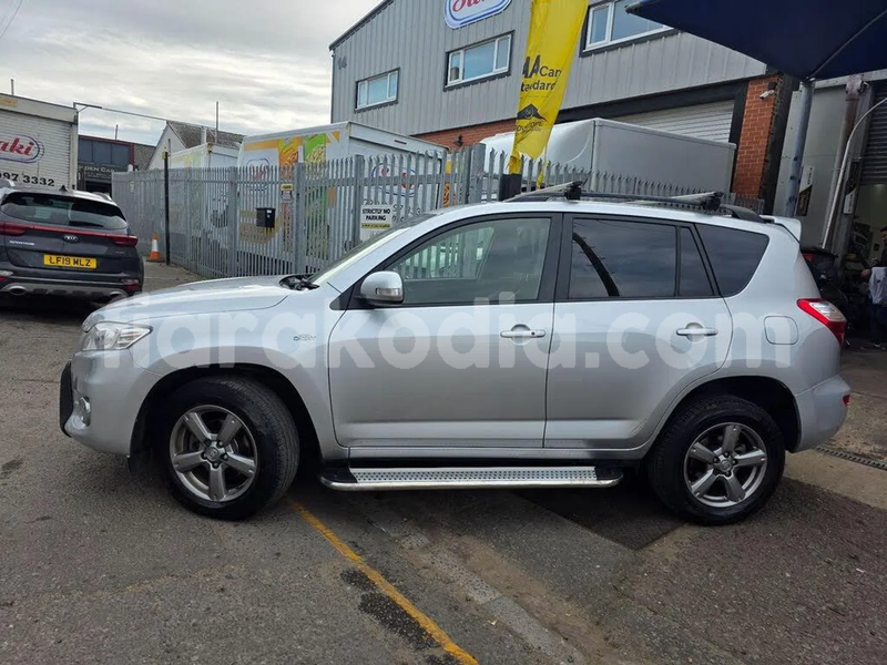 Big with watermark toyota rav4 toamasina andevoranto 8993