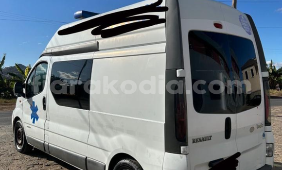 Acheter Occasion Voiture Renault Traffic Blanc à Antananarivo, Analamanga Acheter Occasion Voiture Renault Traffic Blanc à Antananarivo, Analamanga