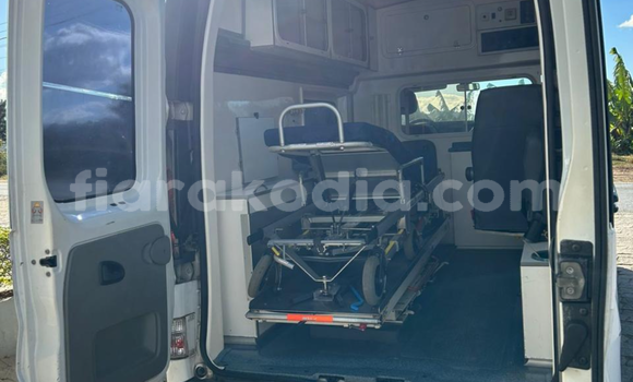 Acheter Occasion Voiture Renault Traffic Blanc à Antananarivo, Analamanga Acheter Occasion Voiture Renault Traffic Blanc à Antananarivo, Analamanga