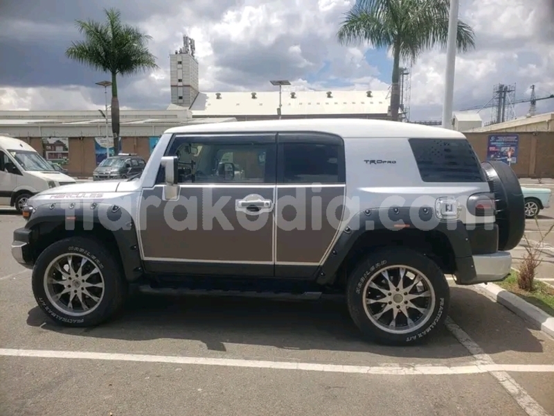 Big with watermark toyota land cruiser prado melaky ambatomainty 9023