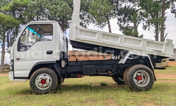 Acheter Occasion Voiture Isuzu KB Blanc à Antananarivo, Analamanga