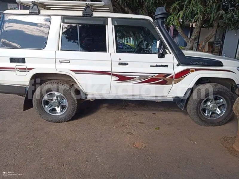 Big with watermark toyota land cruiser analamanga antananarivo 9077
