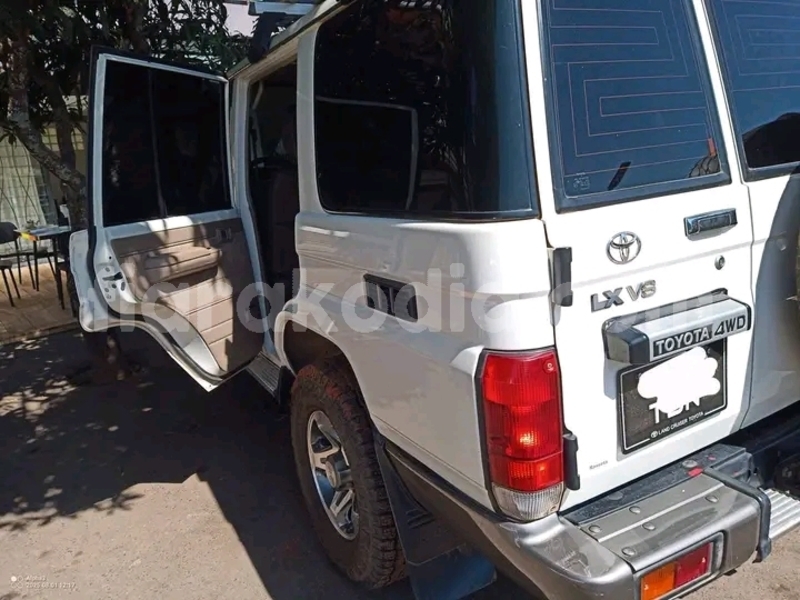Big with watermark toyota land cruiser analamanga antananarivo 9077