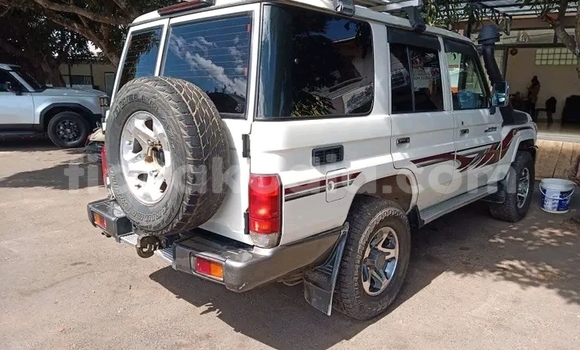 Buy Used Toyota Land Cruiser White Car in Antananarivo in Analamanga Buy Used Toyota Land Cruiser White Car in Antananarivo in Analamanga