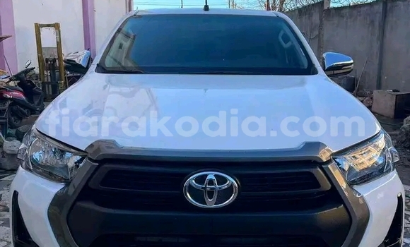 Buy Used Toyota Hiluxe Revo White Car in Antananarivo in Analamanga Buy Used Toyota Hiluxe Revo White Car in Antananarivo in Analamanga