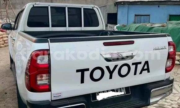 Buy Used Toyota Hiluxe Revo White Car in Antananarivo in Analamanga Buy Used Toyota Hiluxe Revo White Car in Antananarivo in Analamanga