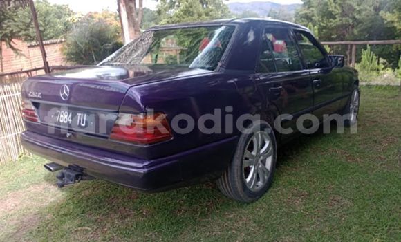 Acheter Occasion Voiture Mercedes‒Benz 190 Rouge à Antananarivo, Analamanga Acheter Occasion Voiture Mercedes‒Benz 190 Rouge à Antananarivo, Analamanga