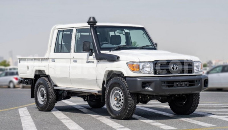 Big with watermark toyota land cruiser analamanga antananarivo 9145