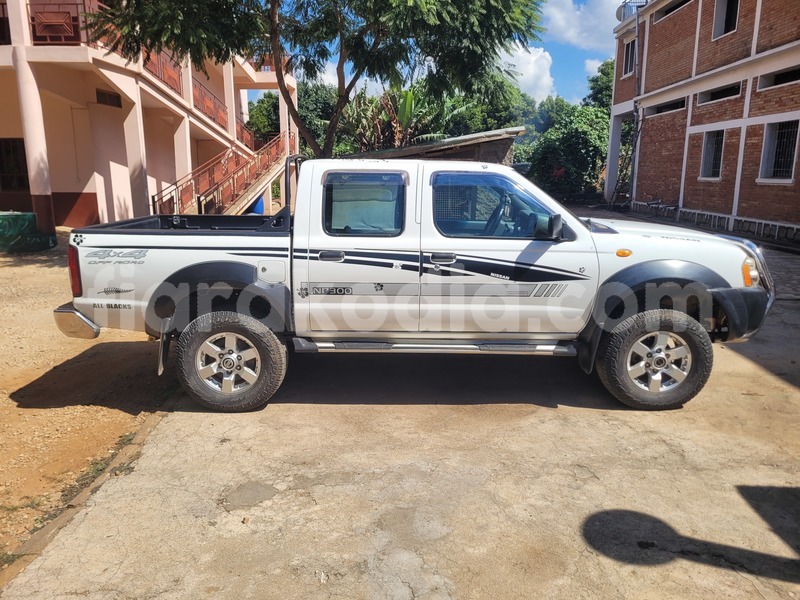 Big with watermark nissan np 300 haute matsiatra fianarantsoa 9151