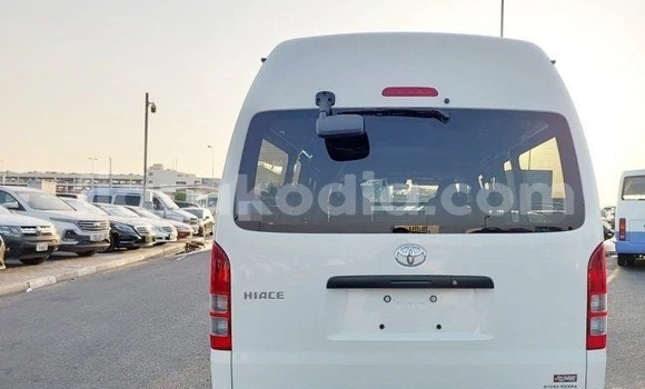 Hividy Toyota Hiace fotsy Car in Antananarivo in Analamanga Hividy Toyota Hiace fotsy Car in Antananarivo in Analamanga