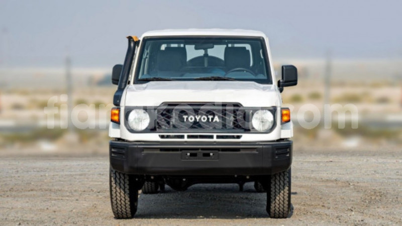 Big with watermark toyota land cruiser analamanga antananarivo 9197