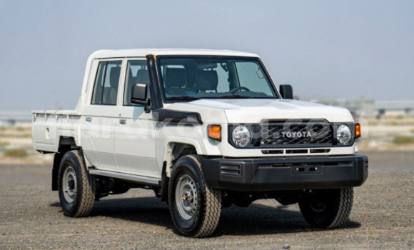 Hividy Toyota Land Cruiser fotsy Car in Antananarivo in Analamanga Hividy Toyota Land Cruiser fotsy Car in Antananarivo in Analamanga