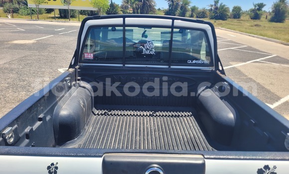 Hividy Nissan NP 300 fotsy Car in Antsirabe in Vakinankaratra Hividy Nissan NP 300 fotsy Car in Antsirabe in Vakinankaratra