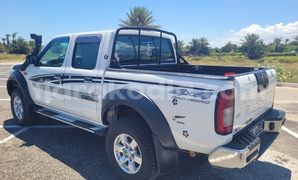 Hividy Nissan NP 300 fotsy Car in Antsirabe in Vakinankaratra Hividy Nissan NP 300 fotsy Car in Antsirabe in Vakinankaratra