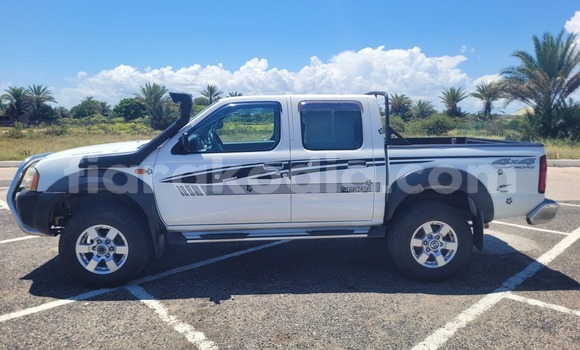 Hividy Nissan NP 300 fotsy Car in Antsirabe in Vakinankaratra Hividy Nissan NP 300 fotsy Car in Antsirabe in Vakinankaratra