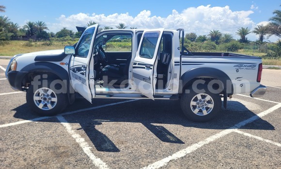 Hividy Nissan NP 300 fotsy Car in Antsirabe in Vakinankaratra Hividy Nissan NP 300 fotsy Car in Antsirabe in Vakinankaratra