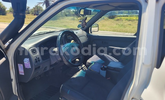 Hividy Nissan NP 300 fotsy Car in Antsirabe in Vakinankaratra Hividy Nissan NP 300 fotsy Car in Antsirabe in Vakinankaratra