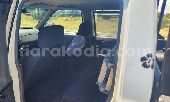 Hividy Nissan NP 300 fotsy Car in Antsirabe in Vakinankaratra Hividy Nissan NP 300 fotsy Car in Antsirabe in Vakinankaratra