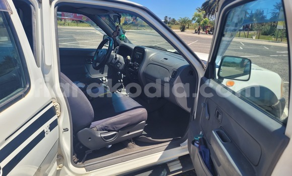 Hividy Nissan NP 300 fotsy Car in Antsirabe in Vakinankaratra Hividy Nissan NP 300 fotsy Car in Antsirabe in Vakinankaratra