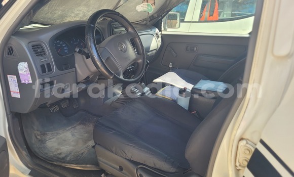Hividy Nissan NP 300 fotsy Car in Antsirabe in Vakinankaratra Hividy Nissan NP 300 fotsy Car in Antsirabe in Vakinankaratra