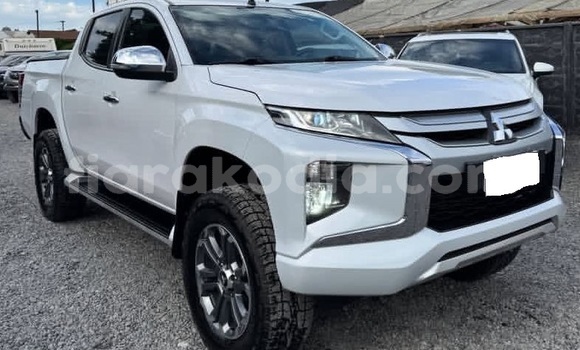 Buy Used Mitsubishi L200 White Car in Antananarivo in Analamanga