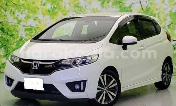 Buy Used Honda FIT White Car in Antananarivo in Analamanga