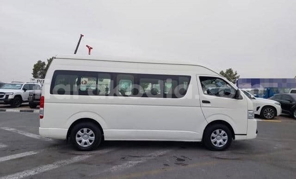 Acheter Occasion Voiture Toyota Hiace Blanc à Antananarivo, Analamanga Acheter Occasion Voiture Toyota Hiace Blanc à Antananarivo, Analamanga