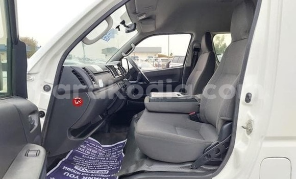 Acheter Occasion Voiture Toyota Hiace Blanc à Antananarivo, Analamanga Acheter Occasion Voiture Toyota Hiace Blanc à Antananarivo, Analamanga