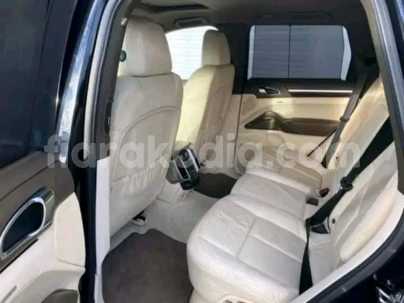 Big with watermark porsche cayenne analamanga antananarivo 9223
