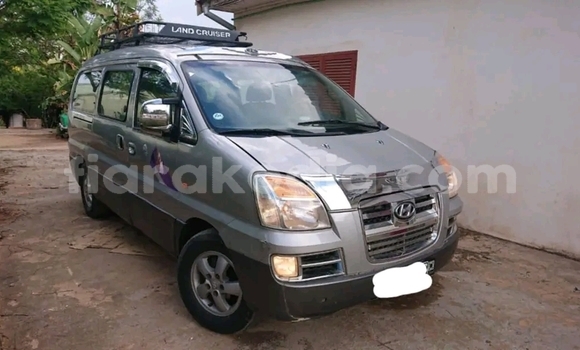 Hividy Hyundai Avante beige Car in Antananarivo in Analamanga