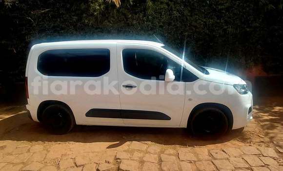 Acheter Occasion Voiture Citroen Berlingo Blanc à Antananarivo, Analamanga Acheter Occasion Voiture Citroen Berlingo Blanc à Antananarivo, Analamanga