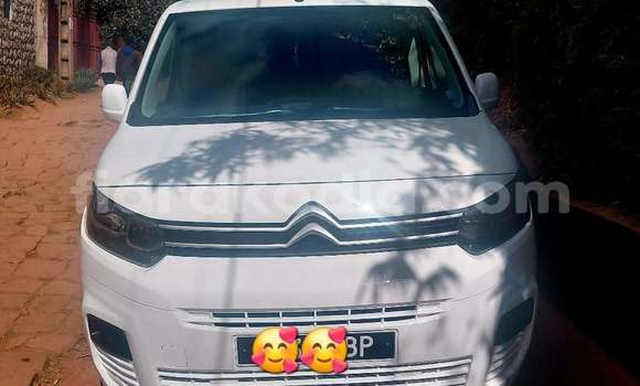 Acheter Occasion Voiture Citroen Berlingo Blanc à Antananarivo, Analamanga Acheter Occasion Voiture Citroen Berlingo Blanc à Antananarivo, Analamanga