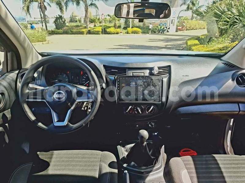 Big with watermark nissan navara analamanga antananarivo 9264