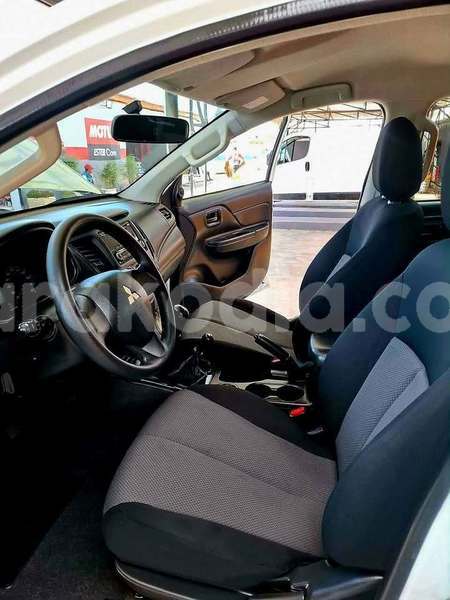 Big with watermark mitsubishi l200 analamanga antananarivo 9266