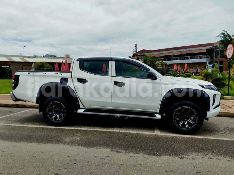 Big with watermark mitsubishi l200 analamanga antananarivo 9276