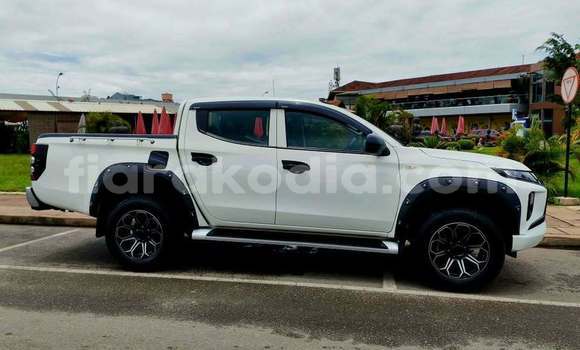 Acheter Occasion Voiture Mitsubishi L200 Blanc à Antananarivo, Analamanga Acheter Occasion Voiture Mitsubishi L200 Blanc à Antananarivo, Analamanga