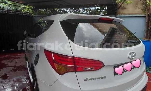 Acheter Occasion Voiture Hyundai Santa Fe Blanc à Antananarivo, Analamanga Acheter Occasion Voiture Hyundai Santa Fe Blanc à Antananarivo, Analamanga
