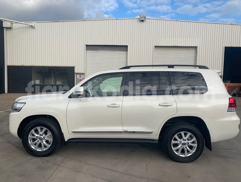 Big with watermark toyota land cruiser analamanga antananarivo 9292