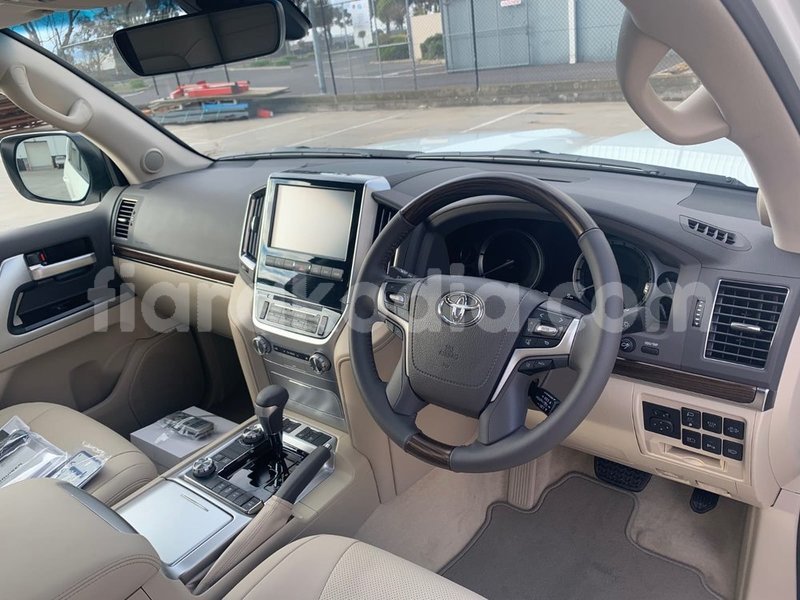 Big with watermark toyota land cruiser analamanga antananarivo 9292