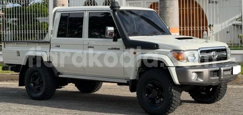 Big with watermark toyota land cruiser analamanga antananarivo 9299