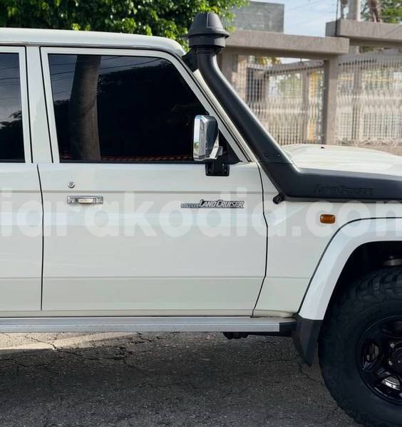 Big with watermark toyota land cruiser analamanga antananarivo 9299