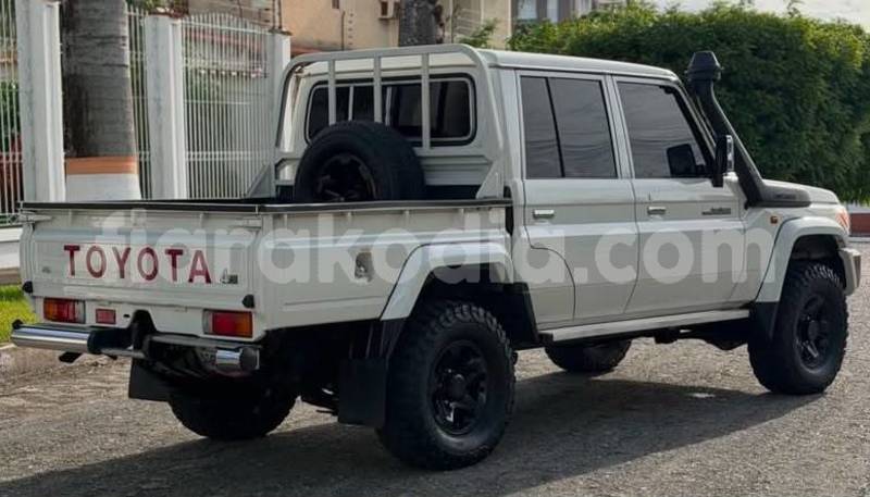 Big with watermark toyota land cruiser analamanga antananarivo 9299