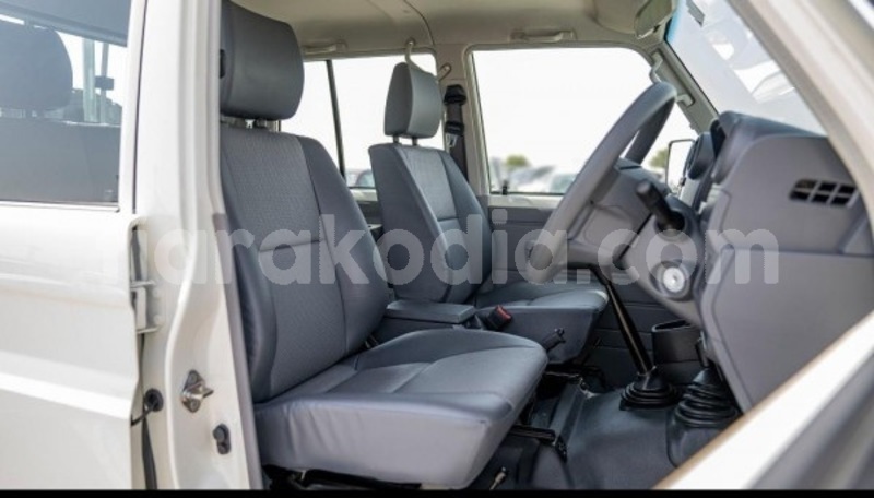 Big with watermark toyota land cruiser analamanga antananarivo 9299