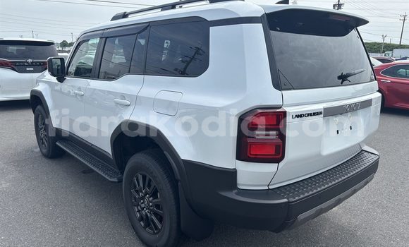 Buy Used Toyota Land Cruiser Prado White Car in Antananarivo in Analamanga Buy Used Toyota Land Cruiser Prado White Car in Antananarivo in Analamanga